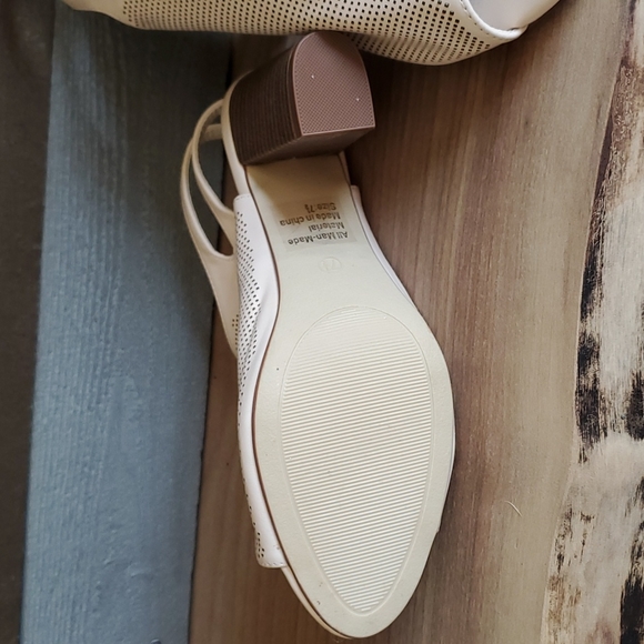 Tan heels - Picture 4 of 4